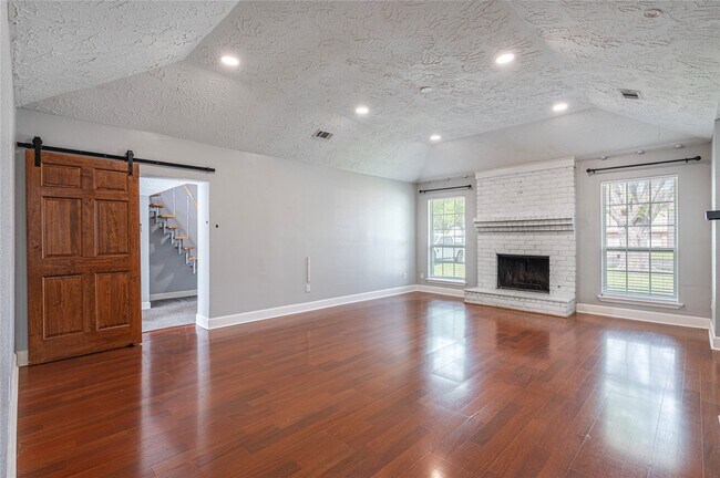 Building Photo - 407 Juniper Ct