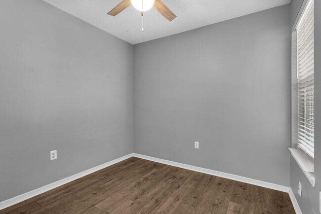 Building Photo - "Charming 3-Bed Home in Fort Walton Beach – Pet Friendly!"
