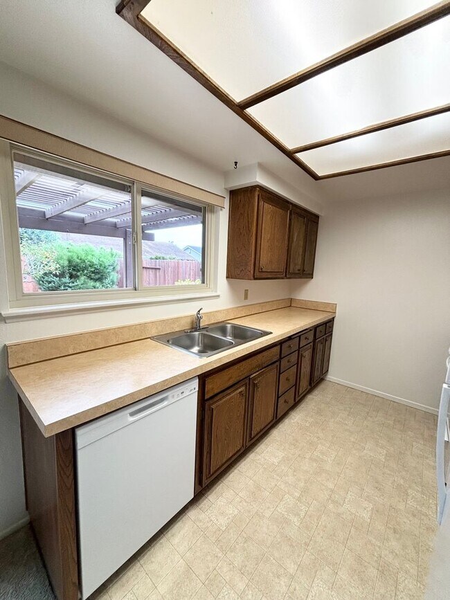 Building Photo - Spacious 4 Bedroom Home Available Now!
