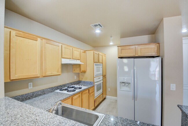 Building Photo - Park Avenue Mid Rise Condo. All HOA Amenities.