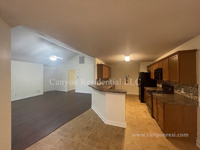 Building Photo - 1604 Cedrow Dr