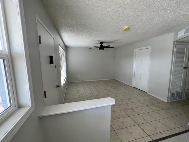Building Photo - 202 Mango Rd