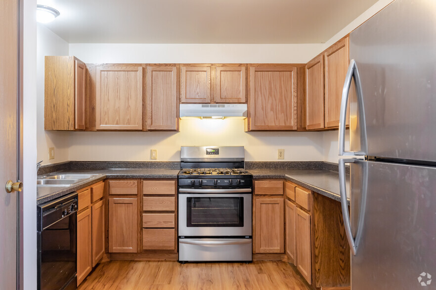 5BR, 2BA - Kitchen - Barrington Plaza Realty