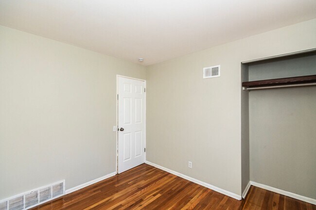 Building Photo - Amazing 3 Bedroom 1.5 Bathroom Home