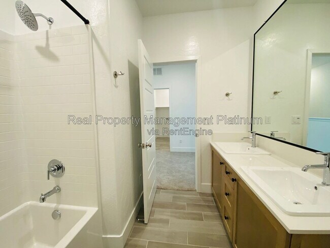 Building Photo - 2752 E Tamarind Dr