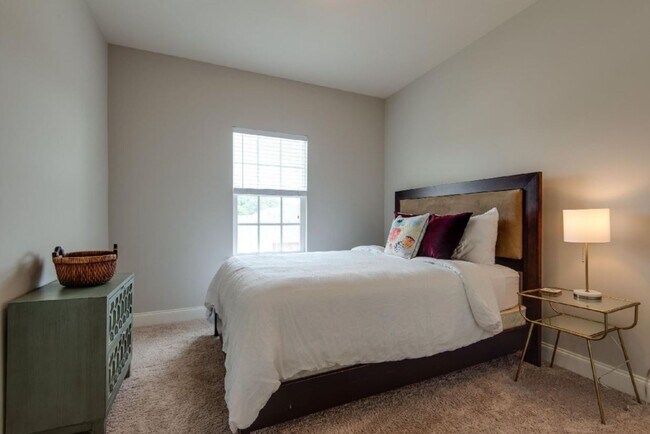 Building Photo - 3-bedroom, 2.5-bath home with a 2-car garage in the sought-after Gateway Village community of Fra...