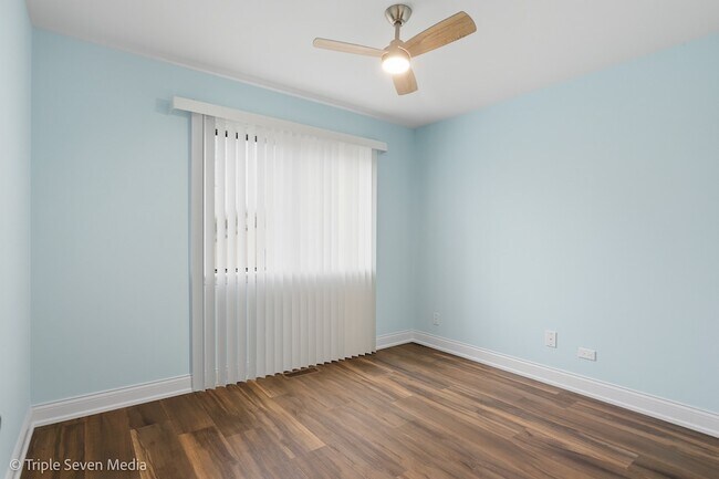 Building Photo - 777 E Golfview Dr