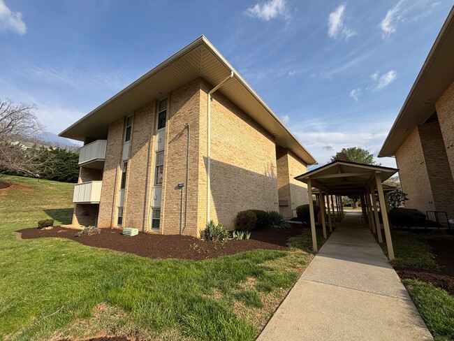 Building Photo - 5260 Crossbow Cir