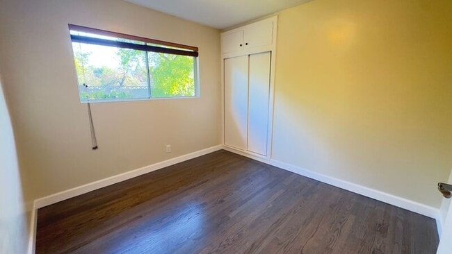 Building Photo - 403 S Lupin Ln