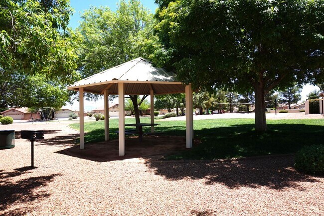 Building Photo - Brand New Home in Holiday