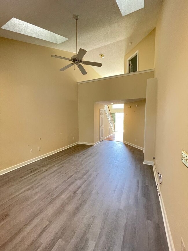 Building Photo - Light & Airy Townhome in Downing Creek, wo...