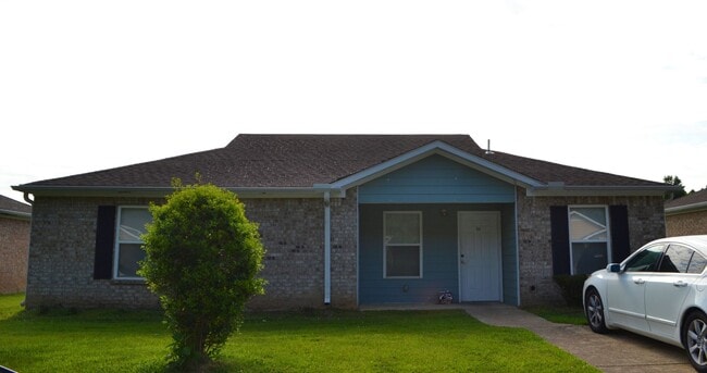 Building Photo - uTown - Your Perfect Rental Community!