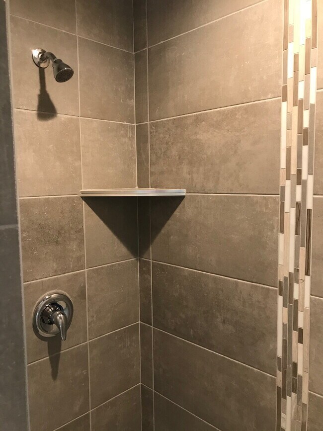 Building Photo - Spacious 4 bed 2.5 bath Townhome in Hurricane Heights