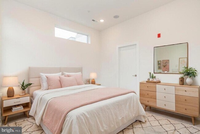 Building Photo - 90-94 E Laurel St