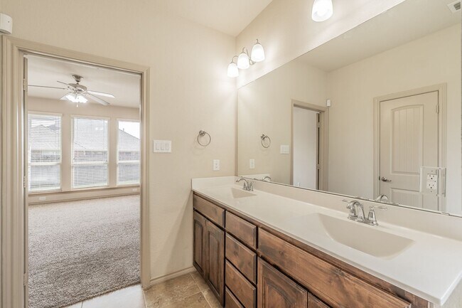 Building Photo - Excellent 3 bedroom plus office in Villages at Edgecliff