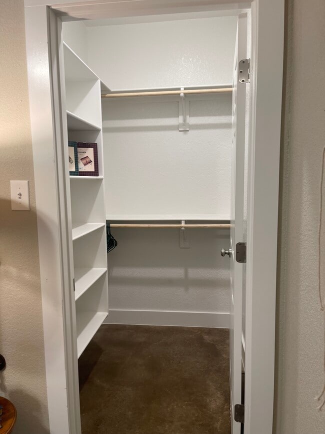 Building Photo - 3301 Belmont Dr