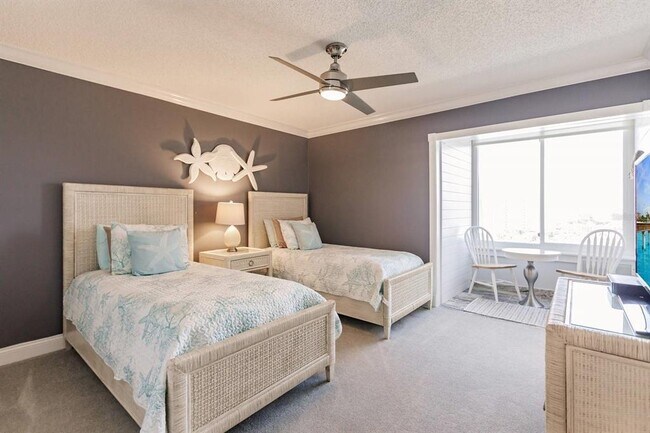 Building Photo - 1055 W Peppertree Dr