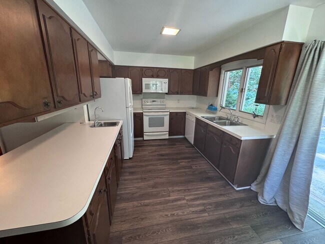 Building Photo - SPACIOUS HOME IN TRAVERSE CITY LOCATED NEAR NMC & EAST BAY