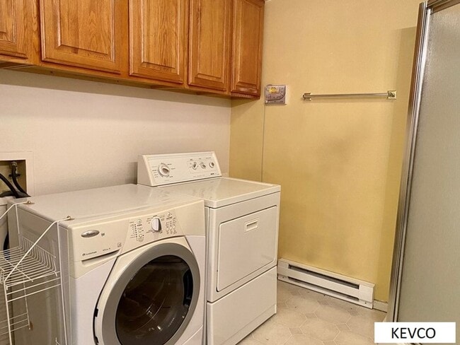 Building Photo - Light & Bright End Unit Townhouse!