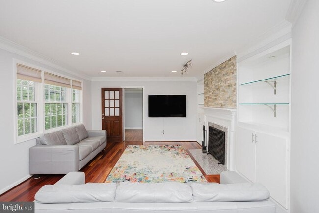 Building Photo - 2177 Chain Bridge Rd