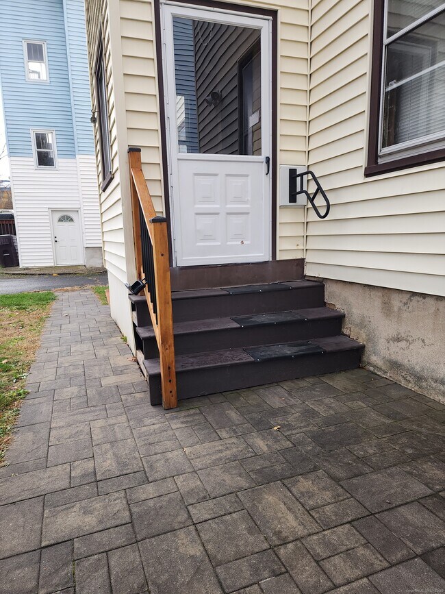 Building Photo - 106 Lyons St