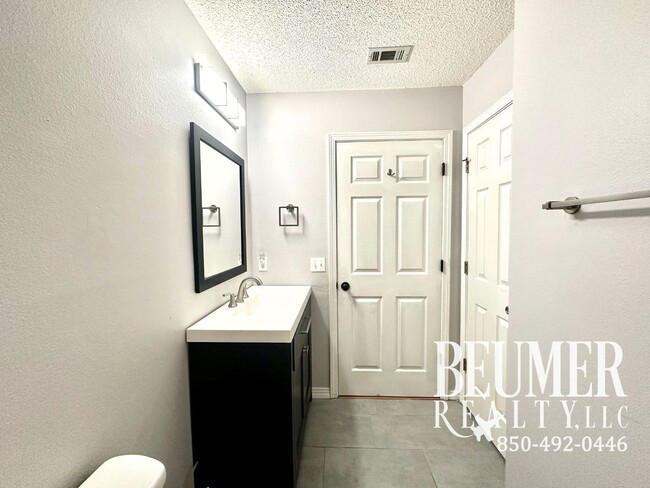 Building Photo - Solar Panel 3bd/2bath Home located Northeast Pensacola