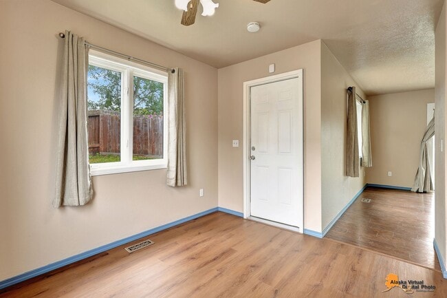 Building Photo - East Anchorage Home with In Unit Laundry a...