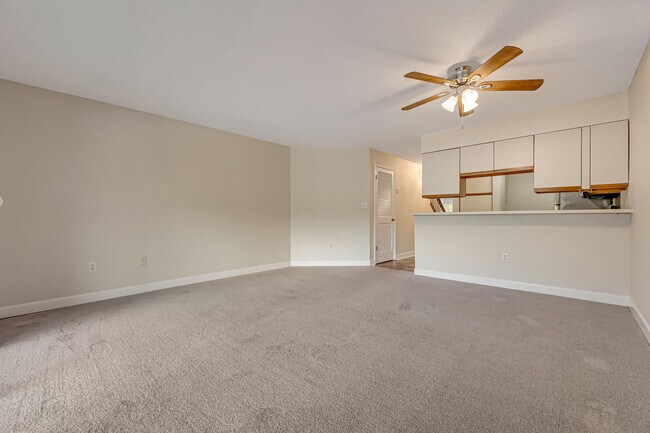 Building Photo - 208 Southlake Ct
