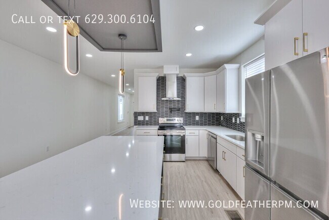 Building Photo - 402B E Trinity Ln-