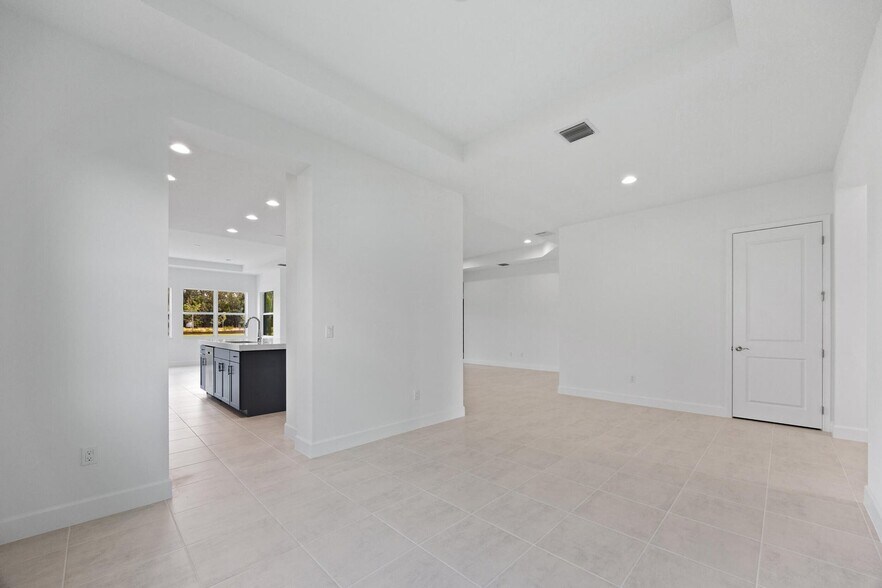 Building Photo - 15144 Wildwood Cir