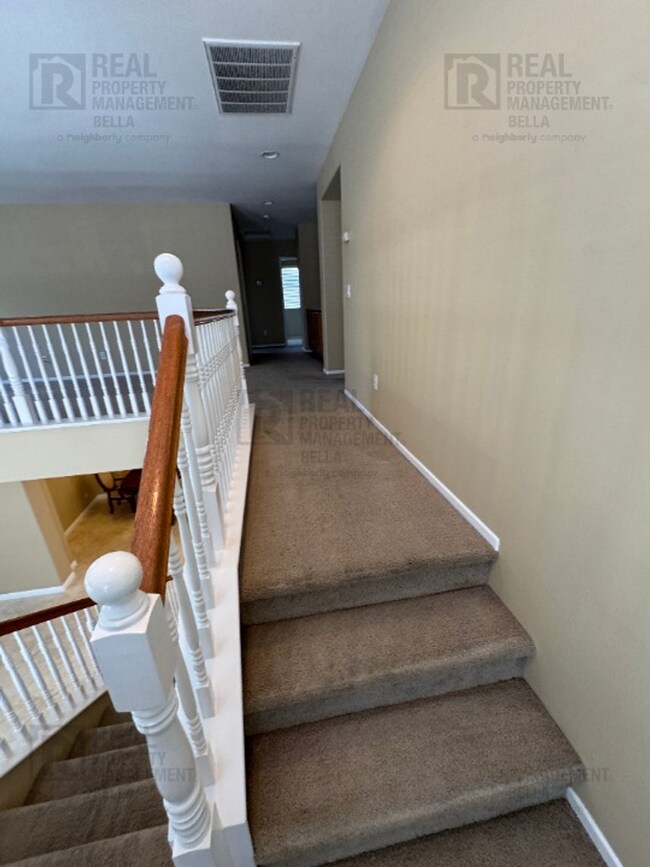 Building Photo - Ideal Layout! 4 Bedroom Home with Main Floor Bed/Bath & Open Loft