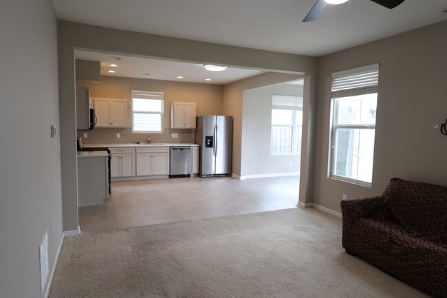 Building Photo - 1899 Lakecrest Dr