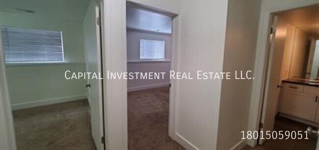 Building Photo - 425 E Creekside Cir