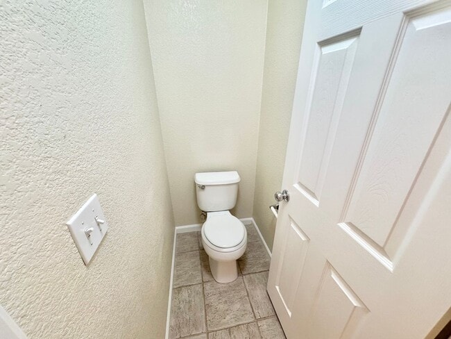 Building Photo - Lovely 2 Story Home In East Woodland In Great Location