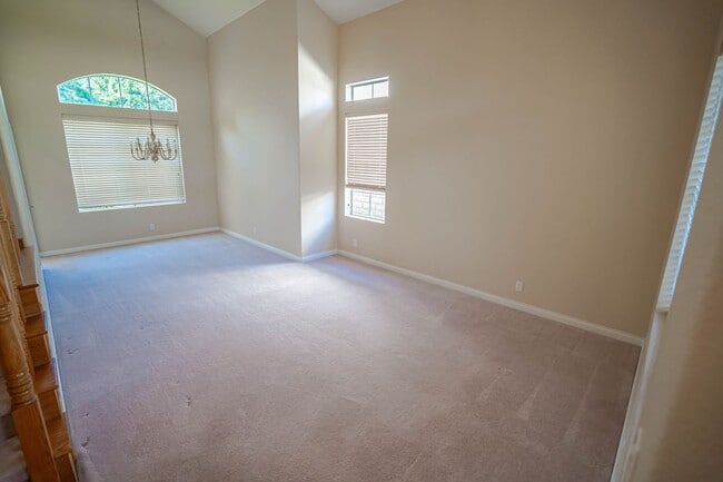 Building Photo - Stunning 5-Bedroom Home with Community Poo...