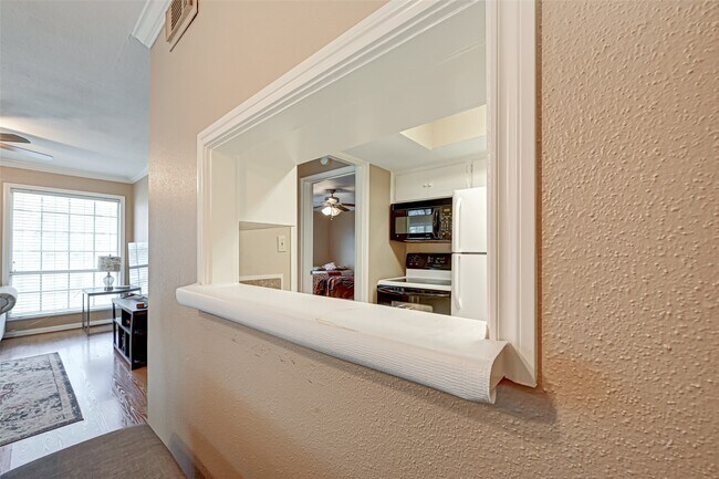 Building Photo - 2101 Fountain View Dr