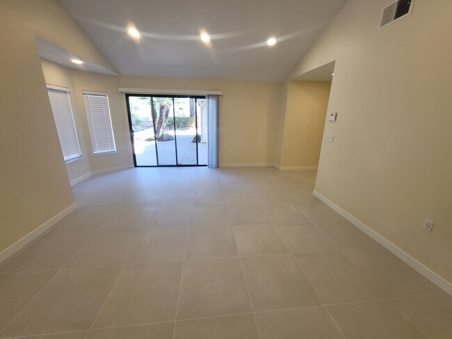 Building Photo - 462 Avenida Adobe