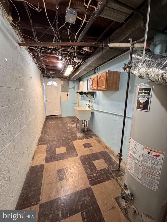 Building Photo - 1223 Wellington St