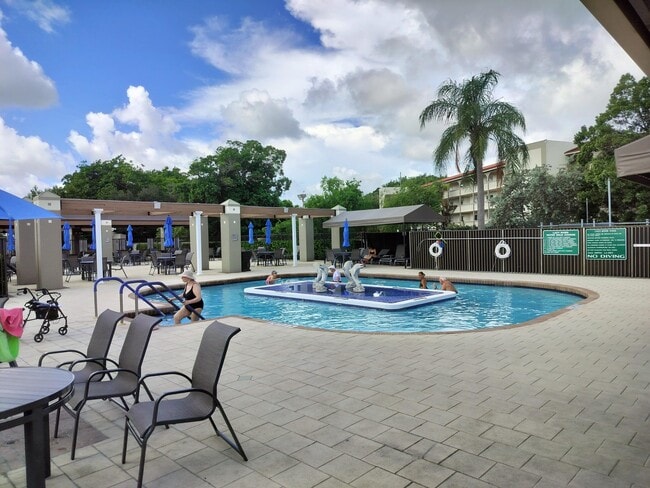 Building Photo - 1904 Bermuda Cir