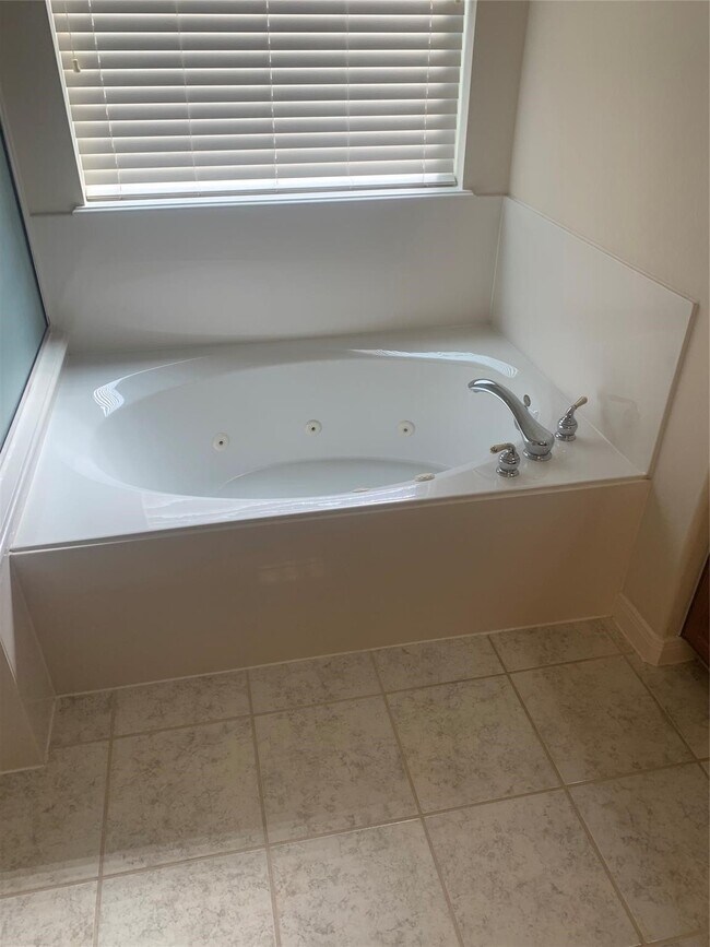 Building Photo - 2621 Tidenhaven Dr