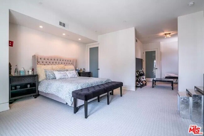 Building Photo - 225 S Hamilton Dr