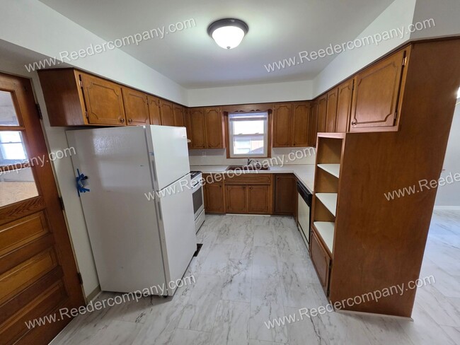 Building Photo - Well maintained 3 bedroom 2 bathroom house