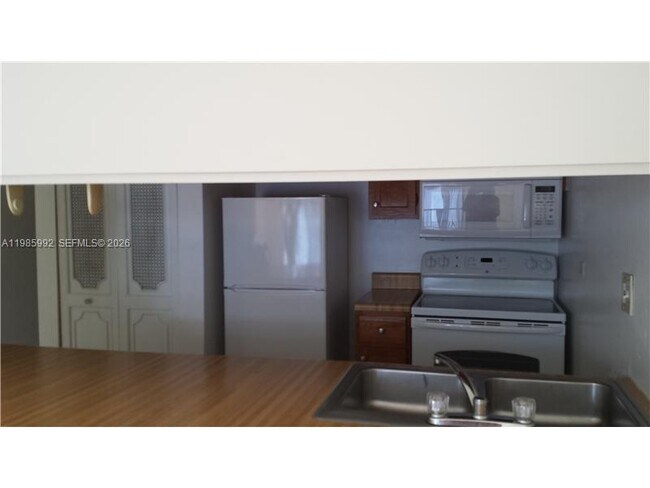 Building Photo - 3720 Inverrary Dr