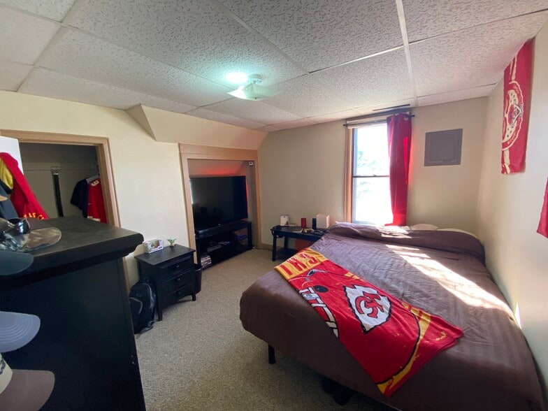 Building Photo - 412 W 14th St