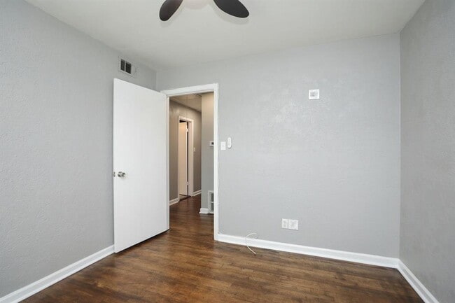 Building Photo - 3218 Cedarcrest Dr