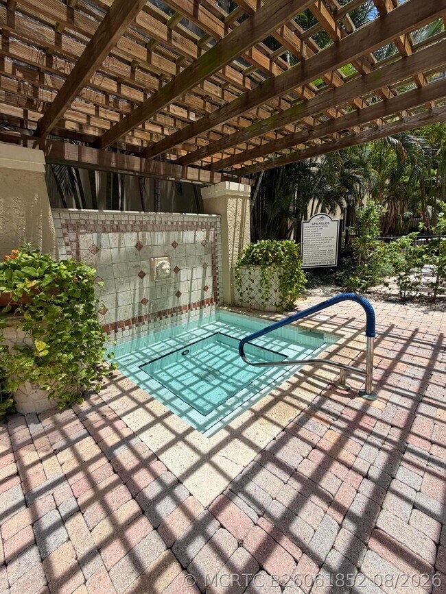 Building Photo - 630 S Sapodilla Ave