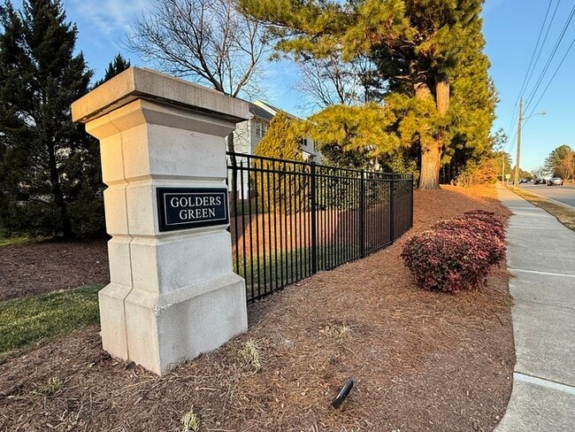 Building Photo - Beautiful 3 Bedroom 2.5 Bath End Unit Town Home with Lake View!