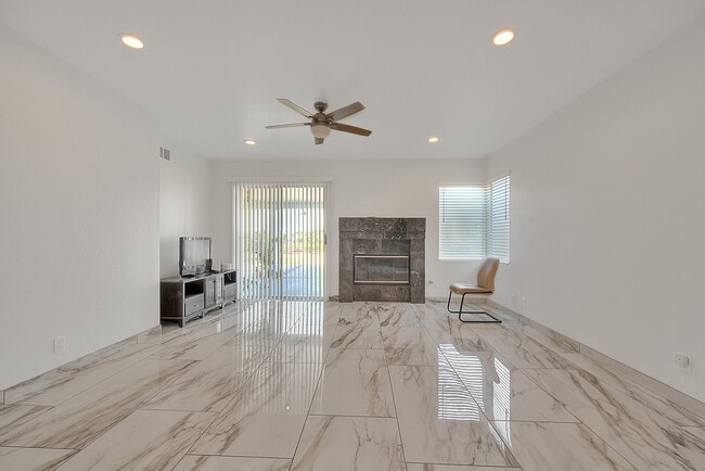Building Photo - 3571 Rio Ranch Rd