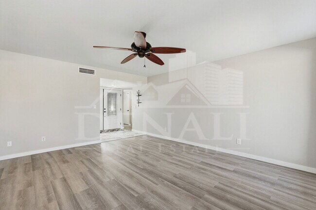 Building Photo - 10602 E Elmhurst Dr