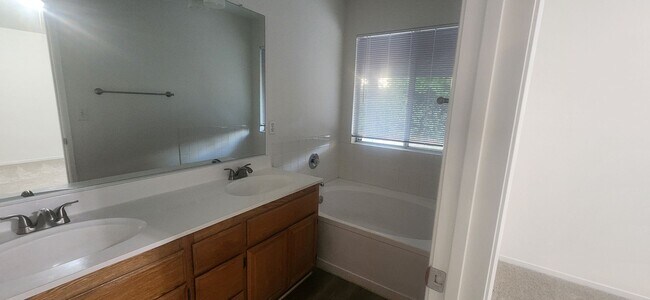 Building Photo - Wonderful 3 Bedroom 2 Bathroom Home in Elk...